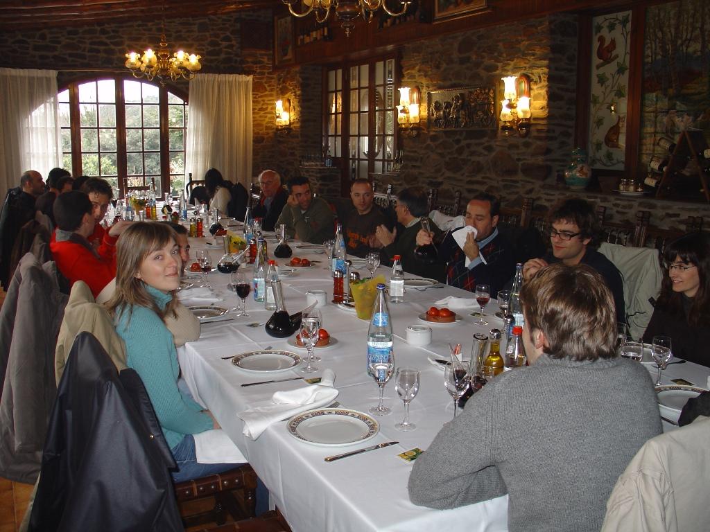 ...por fin sentados dispuestos a comer.