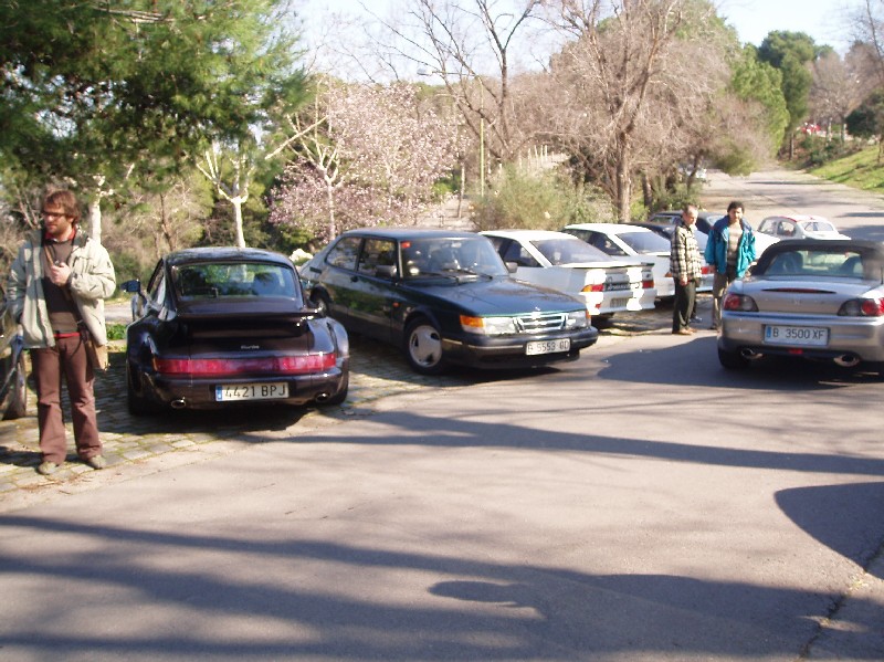 Aqui el mio aparcado al lado de un Porsche a ver si los caballos germanos se pasan a la pradera sueca. El proscrito que aparece en el margen creo que responde al nombre de Madnice, suerte que el coche estaba cerrado, je,je,je