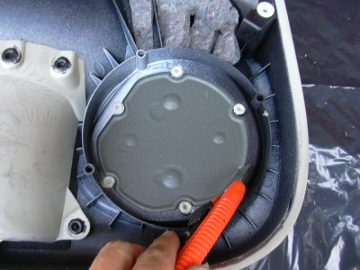 Recorte en zona altavoz, una vez desmontado panel de puerta