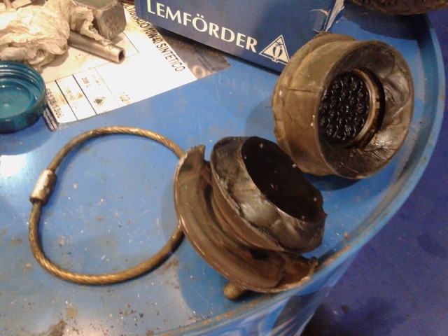 Soporte deteriorado tras 266K Kms.